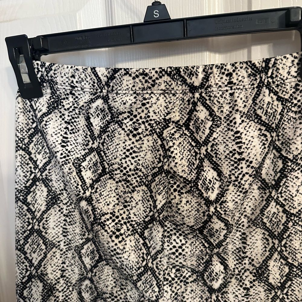Color Alien Size Small Black and White Snake Print  biker shorts NWOT - Picture 5 of 8